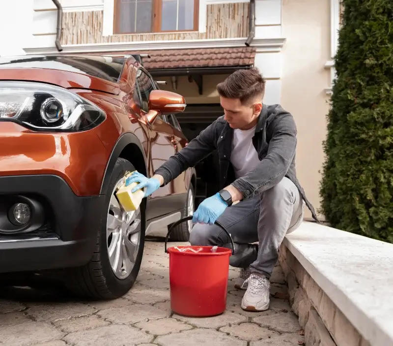 Lavage auto à domicile Avéron-Bergelle : professionnel intervenant sur un véhicule